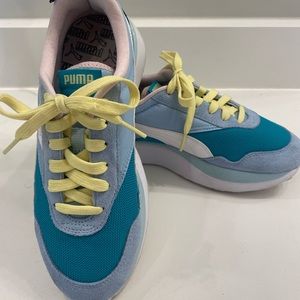 *SOLD* Puma Cruise sneakers